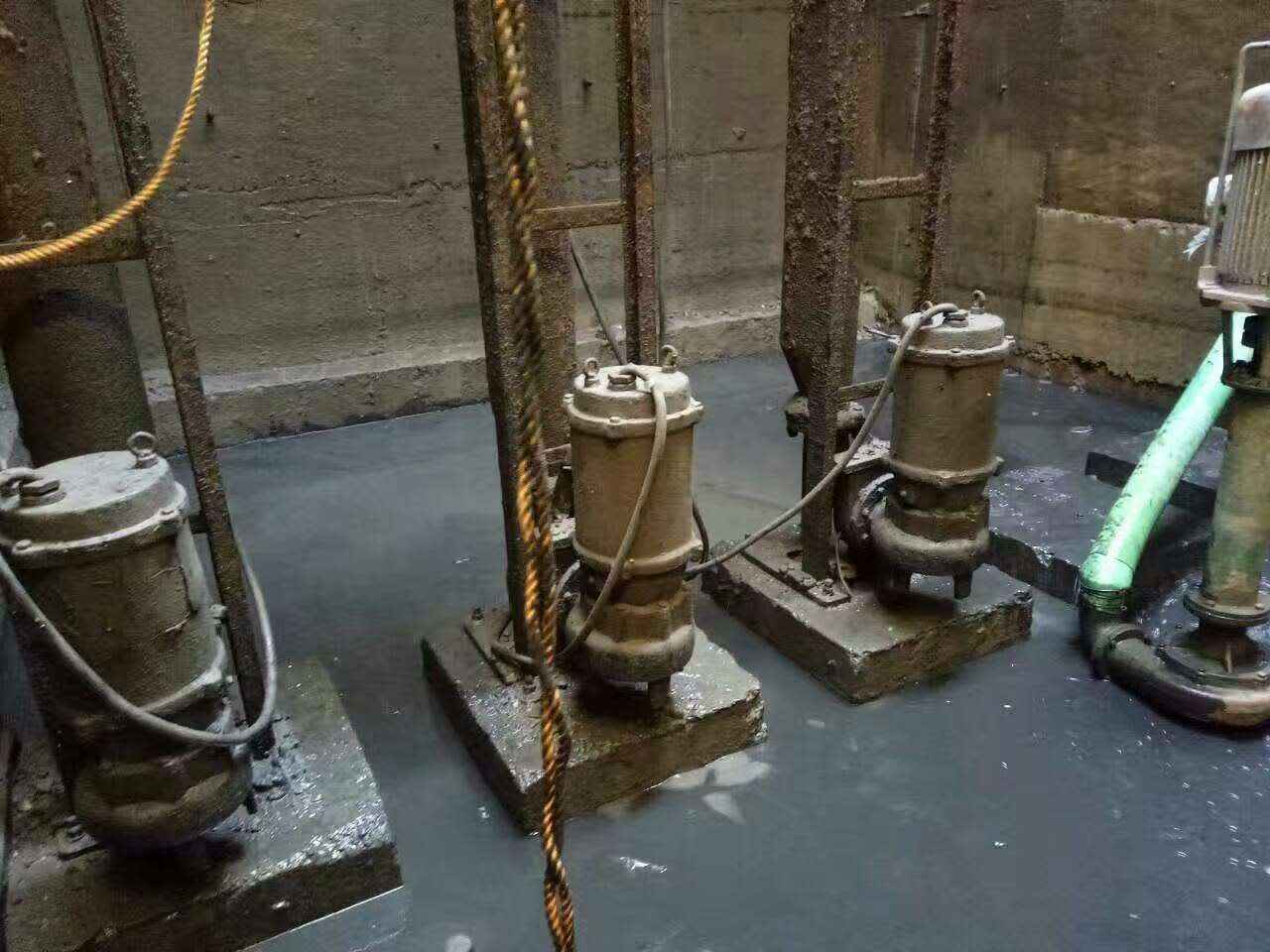 昌洒镇污水池清理